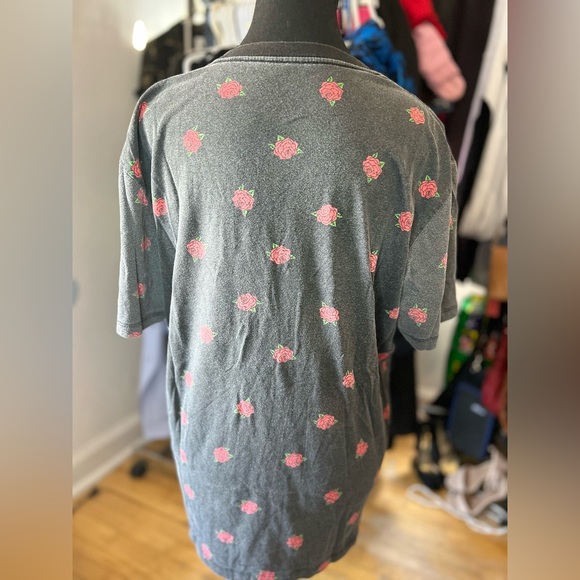 Men's T-Shirt w/ Roses - Small - Picture 4 of 5
